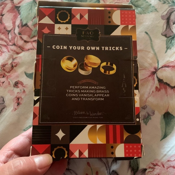 FAO Schwarz Dynamic Coins Magic Trick Set - Picture 3 of 3